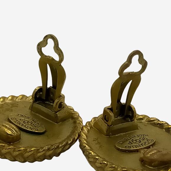 Chanel Black and 24k Gold-Plated Clip-on Earrings - Picture 7 of 9